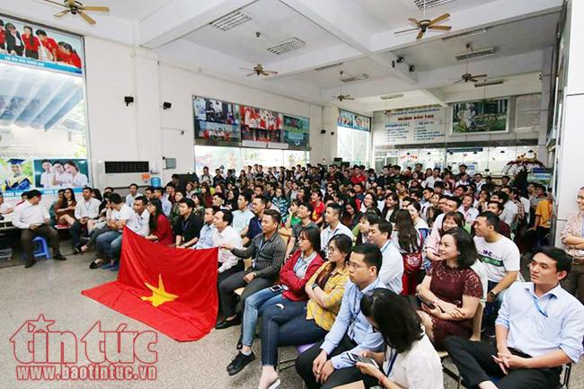 Cổ động viên TP Hồ Chí Minh đội mưa xem U23 Việt Nam ảnh 10